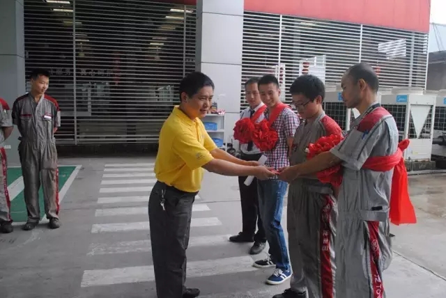 (售后經(jīng)理為售后服務(wù)部優(yōu)秀員工頒獎) (售后經(jīng)理為售后服務(wù)部優(yōu)秀員工頒獎)