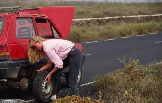 汽車爆胎怎么辦？你應(yīng)該知道的換胎知識(shí)！