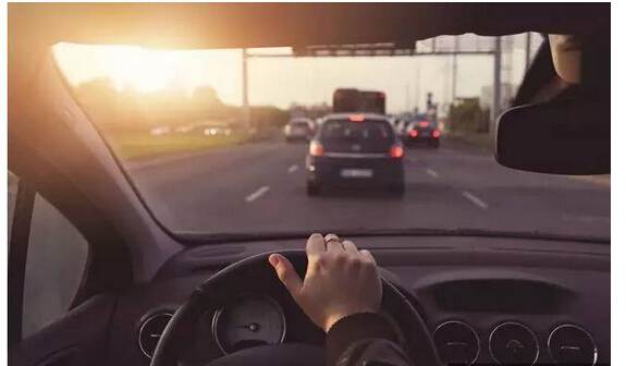 假如你開車時爆胎了，你知道該怎么打方向盤嗎？多學(xué)點 沒壞處！