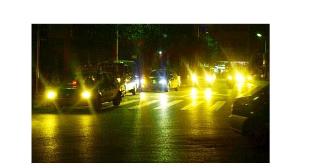 夜晚開車，小心穿了隱身衣的黑衣女子，會吃人！