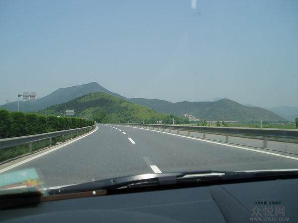 高速上前方出現(xiàn)一塊石頭，你會怎么做？