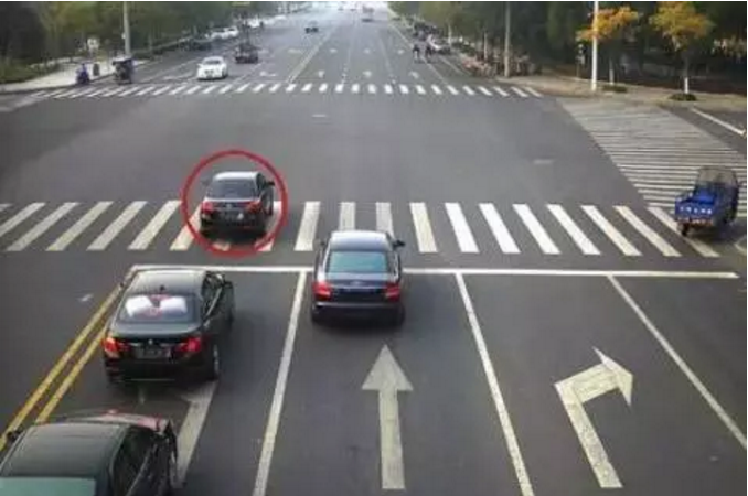 交警提醒：這五種闖紅燈不再扣分罰款，第三種還要表彰！